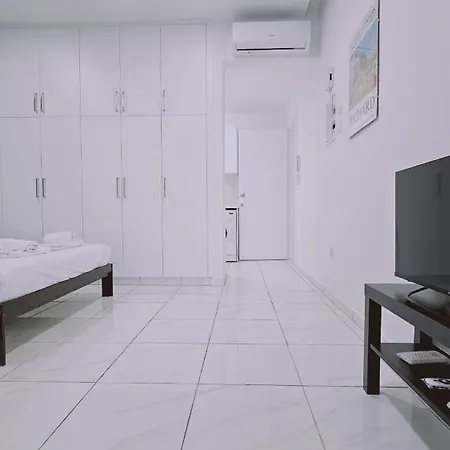 Cypress Apartment *
